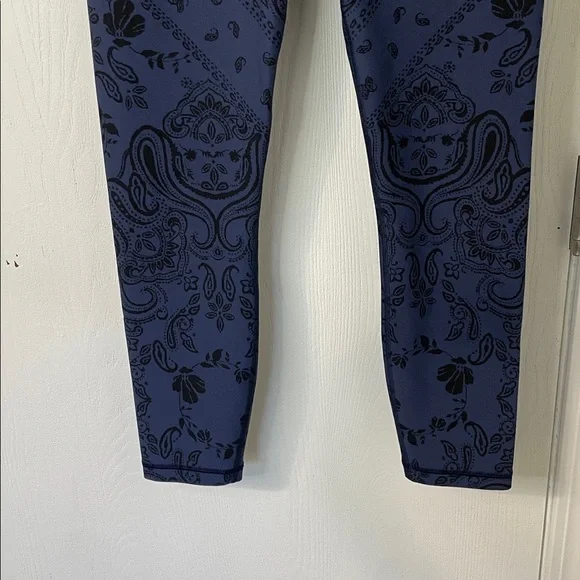 Athleta Like New Elation Textured 7/8 Tight Leggings Navy Floral Boho Size Small - Picture 7 of 11